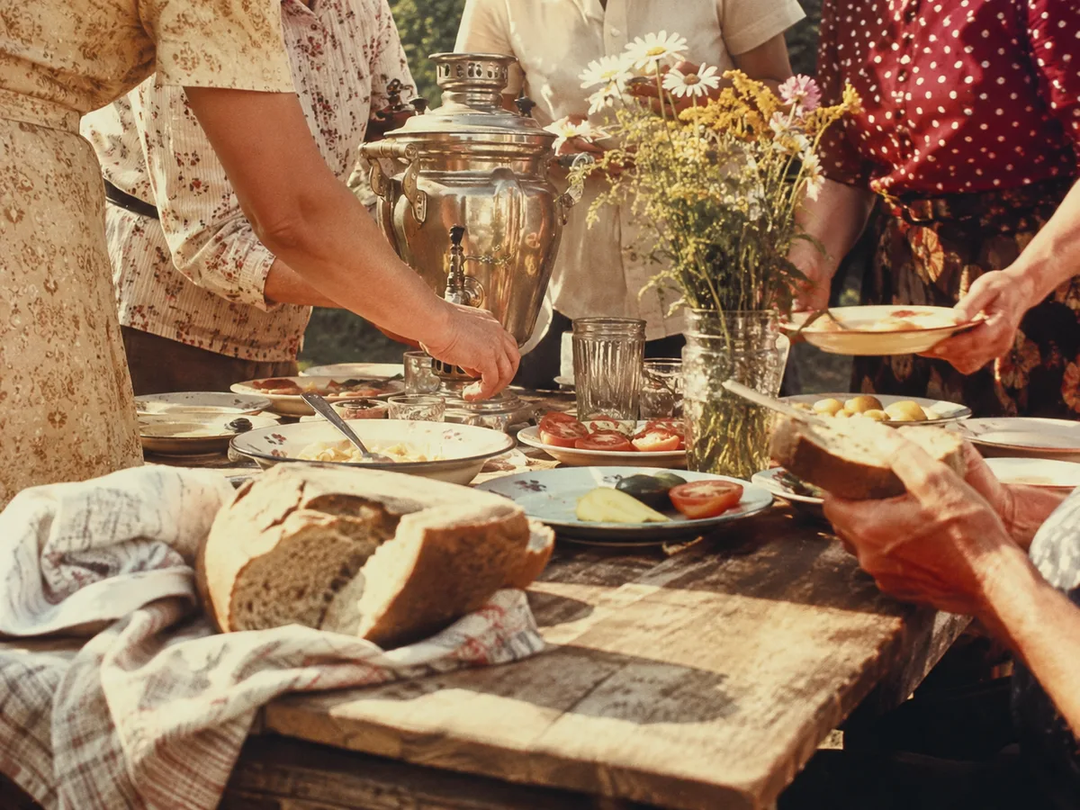 Літній стіл надворі, самовар, хліб. Kodachrome, 1970-ті.